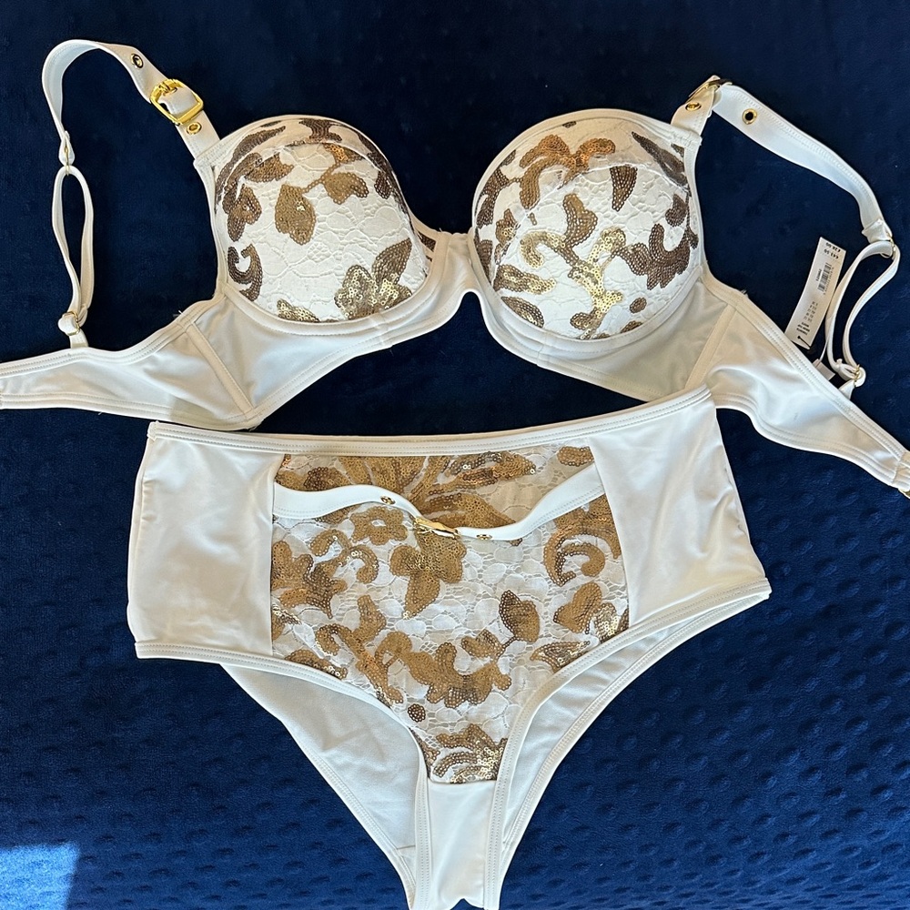 Elegant White and Gold bikini Set

High waisted, retro style.